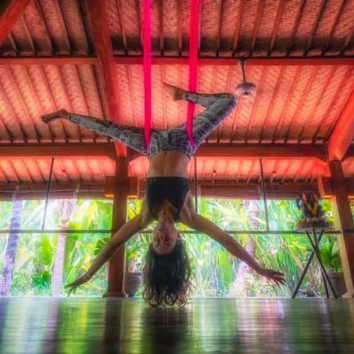 Aerial Yoga - Komune Resort & Beach Club auf Bali - Fitnessurlaub auf Bali für Reiseathleten