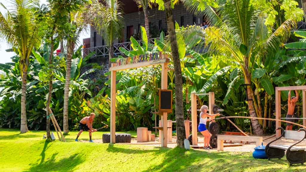 Muscle Beach Outdoor - Komune Resort &amp; Beach Club en Bali - vacaciones fitness en Bali para Reiseathleten