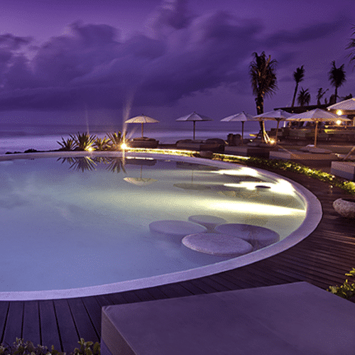 Pool bei Nacht - Komune Resort & Beach Club auf Bali - Fitnessurlaub auf Bali für Reiseathleten