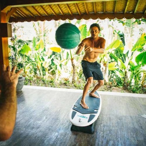 Surfboard Fitness Kurs - Komune Resort & Beach Club auf Bali - Fitnessurlaub auf Bali für Reiseathleten