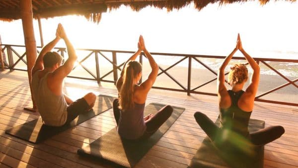 Yoga bei Sonnenaufgang - Komune Resort & Beach Club auf Bali - Fitnessurlaub auf Bali für Reiseathleten