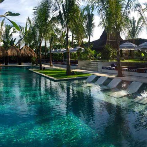 Entspanne am Pool - Komune Resort & Beach Club auf Bali - Fitnessurlaub auf Bali für Reiseathleten