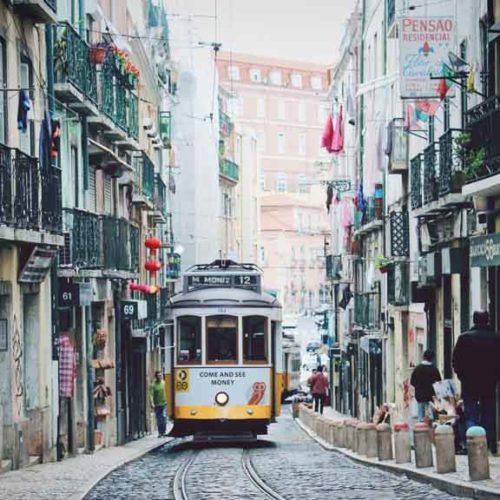 Lissabon - alte Straßenbahn - Fitnessreisen mit Reiseathleten