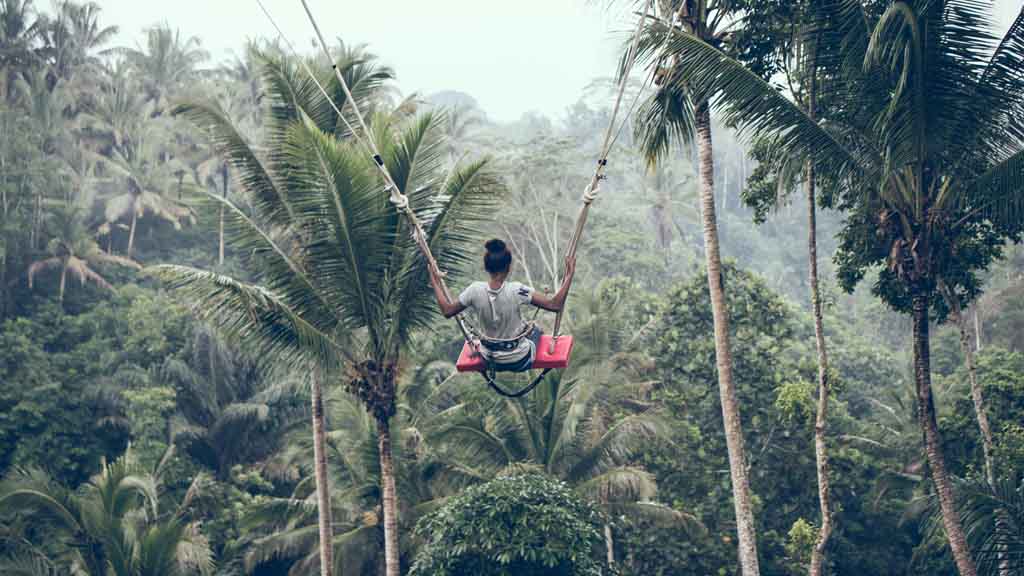 Nachhaltiger Tourismus - Nachhaltiges Reisen - Schaukel im Dschungel von Bali - Fitnessreisen für Reiseathleten