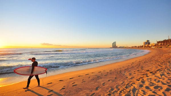 Surfing in Barcelona - Barceloneta Strand - Fitnessurlaub Barcelona - Fitnessurlaub für Reiseathleten
