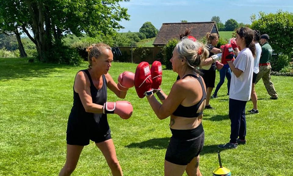 Fitnessurlaub-England-FItness-Holiday-in-the-UK-GI-Jane-UK-Fitnessreise-mit_Reiseathlethen-Actionshot-Bootcamp-Pads-Training-Frauenpower-Fitnessreise-England-Reiseathleten