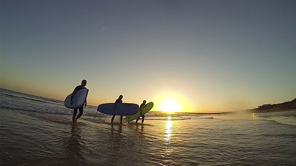 Fitnessurlaub in Portugal - Surfen an der Algarve Sonnenuntergang - Fitnessreisen für Reiseathleten