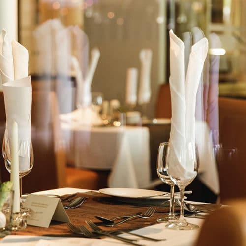 Fitnessurlaub in Österreich - Restaurant Tisch im Hotel 4 Jahreszeiten Pitztal - Fitnessreisen für Reiseathleten