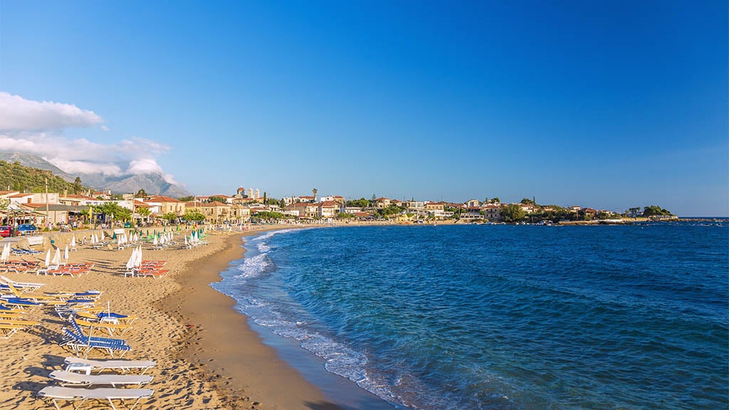 Stoupa Strand - Entdecke die wunderschöne Mani auf den Peloponnes in Griechenland - Fitnessurlaub Griechenland - Fitnessreisen für Reiseathleten