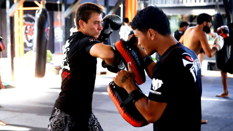 Tiger-Muay-Thai-Fitness-Camp-and-Cocoville-Resort-Phuket-Conditioning-Pads-Muay-Thai-Training-Group-Class-Coaching-Fitness-Holidays-Thailand-Fitness-Holidays-Phuket-Fitness-Holiday-for-Travelling-Athletes-vacaciones Reiseathleten
