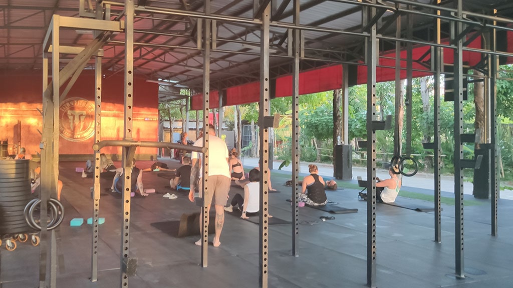 Sunrise Yoga am Morgen im Titan Fitness Camp - Fitnessurlaub in Phuket, Thailand - Fitnessreisen für Reiseathleten