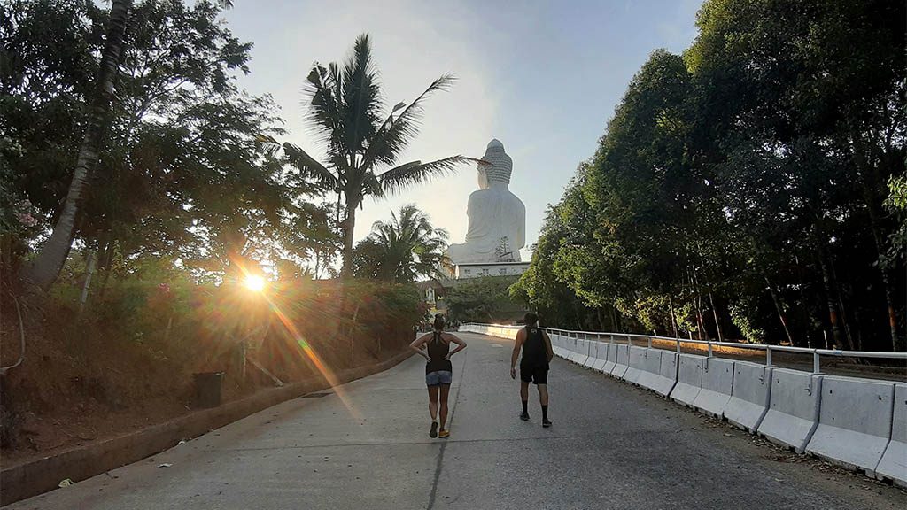 vacaciones fitness  vacaciones fitness Carrera del Gran Buda por la mañana en el Titan Fitness Camp - en Phuket, Tailandia - para Reiseathleten