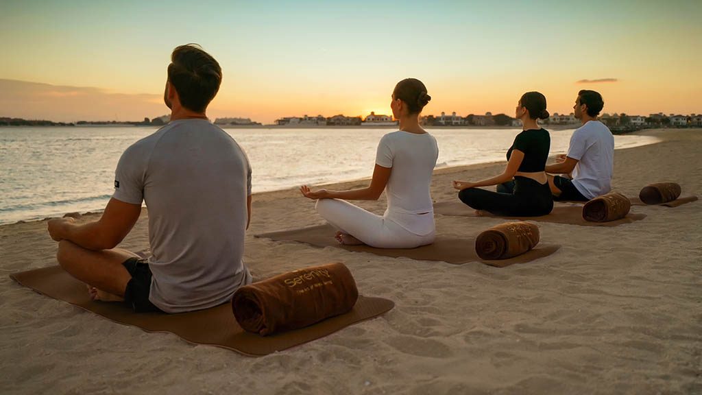 Fairmont The Palm_Dubai mit Reiseathleten_yoga on the beach - Fitnessurlaub Dubai - Fitness Holiday Dubai