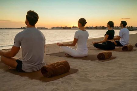 Fairmont The Palm_Dubai mit Reiseathleten_yoga on the beach - Fitnessurlaub Dubai - Fitness Holiday Dubai