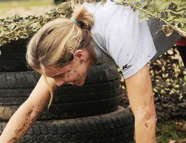 Fitnessurlaub-England-Fitness-Holiday-in-the-UK-GI-Jane-UK-Fitnessreise-mit-Reiseathlethen-Bootcamp-Parcour-Actionshot-Fitnessreise-England-Reiseathleten