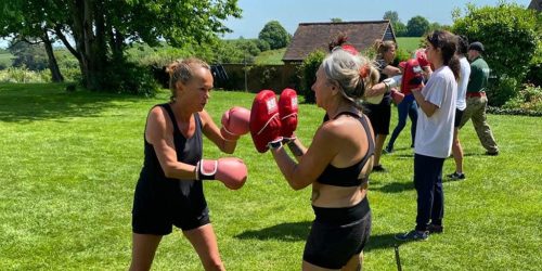 Fitnessurlaub-England-FItness-Holiday-in-the-UK-GI-Jane-UK-Fitnessreise-mit_Reiseathlethen-Actionshot-Bootcamp-Pads-Training-Frauenpower-Fitnessreise-England-Reiseathleten