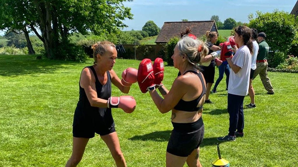 Fitnessurlaub-England-FItness-Holiday-in-the-UK-GI-Jane-UK-Fitnessreise-mit_Reiseathlethen-Actionshot-Bootcamp-Pads-Training-Frauenpower-Fitnessreise-England-Reiseathleten