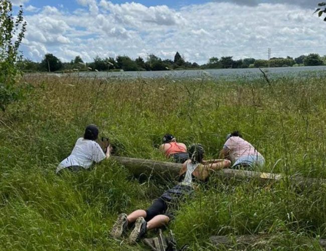 Fitnessurlaub-England-FItness-Holiday-in-the-UK-GI-Jane-UK-Fitnessreise-mit_Reiseathlethen-Actionshot-Field-Crawl-Mission-Frauenpower-Fitnessreise-England-Reiseathleten