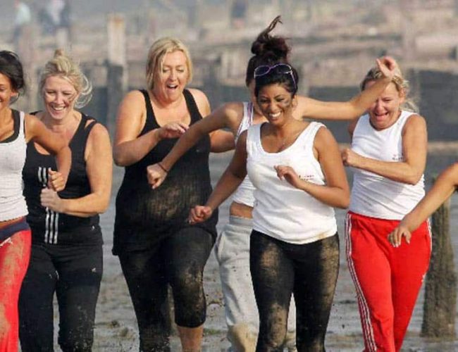 fitness-vacation-england-fitness-holiday-in-the-UK-GI-Jane-UK-fitness-trip-with-travel-athletes-action-shot-group-team-running-mud-training-bootcamp-women-power-fitness-trip-England-Travelling Athletes