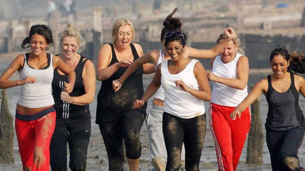 Fitnessurlaub-England-Fitness-Holiday-in-the-UK-GI-Jane-UK-Fitnessreise-mit-Reiseathlethen-Actionshot-Gruppe-Team-Running-Laufen-Mud-Training-Bootcamp-Frauenpower-Fitnessreise-England-Reiseathleten