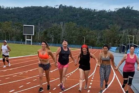 Fitness-holiday-England-Fitness-Holiday-in-the-UK-GI-Jane-UK-Fitness-travel-with-travel-athletes-action-shot-group-team-running-running-training-women-power-fitness-travel-England-Travelling Athletes