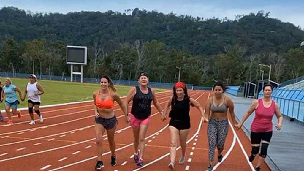 Fitness-holiday-England-Fitness-Holiday-in-the-UK-GI-Jane-UK-Fitness-travel-with-travel-athletes-action-shot-group-team-running-running-training-women-power-fitness-travel-England-Travelling Athletes