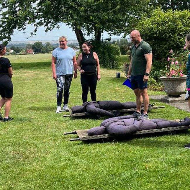 Fitness-holiday-England-Fitness-Holiday-in-the-UK-GI-Jane-UK-Fitness-travel-with-travel-athletes-action-shot-instruction-instruction-obstacle-course-training-fitness-travel-England-Travelling Athletes