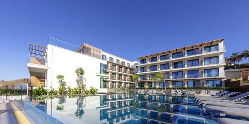 Fitnessurlaub-Sentido-Galoresort-Fitness-Relax-Aktiv-Urlaub-in-Madeira-Fitness-Holiday-Sentido-Galomar-Außenansicht-Haus-und-pool-Fitnessreise-Reiseathleten-Madeira