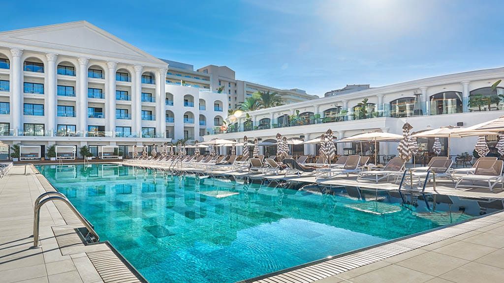 Fitnessurlaub-auf-Teneriffa-AnnaMakesButter Retreat-Main-Pool-Princess-Inspire-Tenerife-Fitnessurlaub-fuer-Reiseathleten