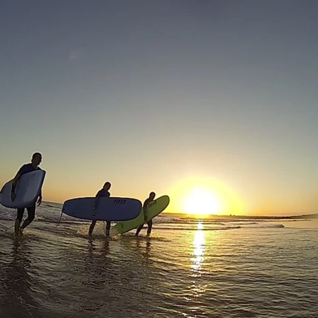 Fitnessurlaub in Portugal - Surfen an der Algarve Sonnenuntergang - Fitnessreisen für Reiseathleten