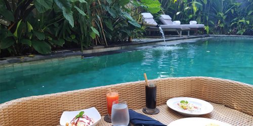 Floating Breakfast im Purana Boutique Resort Ubud Bali - Fitnessurlaub Bali - Fitnessreisen für Reiseathleten