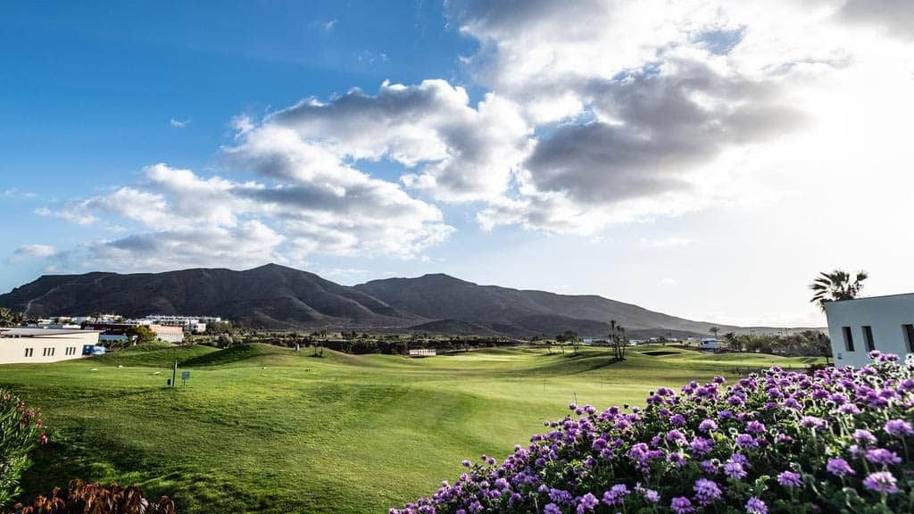 Playitas Fitnessreise-der-Allrounder-auf-Fuerteventura-Ansicht-Anlage-Golfplatz-Berge-Fitnessurlaub-Fuerteventura-Reiseathleten