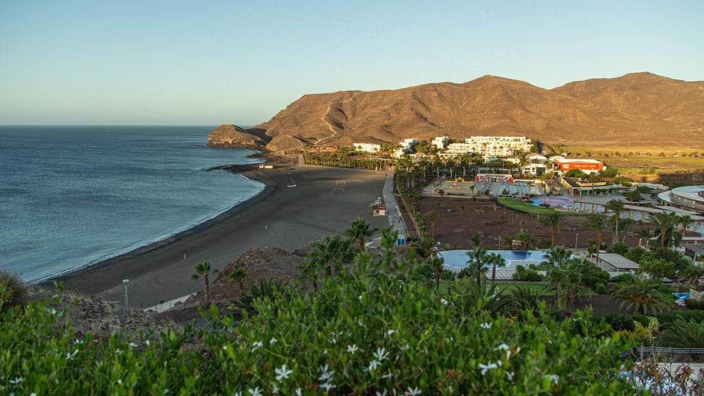 Playitas Fitnessreise-der-Allrounder-auf-Fuerteventura-Ansicht-Anlage-Vogelperspektive-Strand-Meer-Fitnessurlaub-Fuerteventura-Reiseathleten