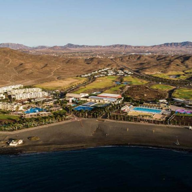 Playitas Fitnessreise-der-Allrounder-auf-Fuerteventura-Ansicht-Anlage-Vogelperspektive-Meer-Strand-Fitnessurlaub-Fuerteventura-Reiseathleten