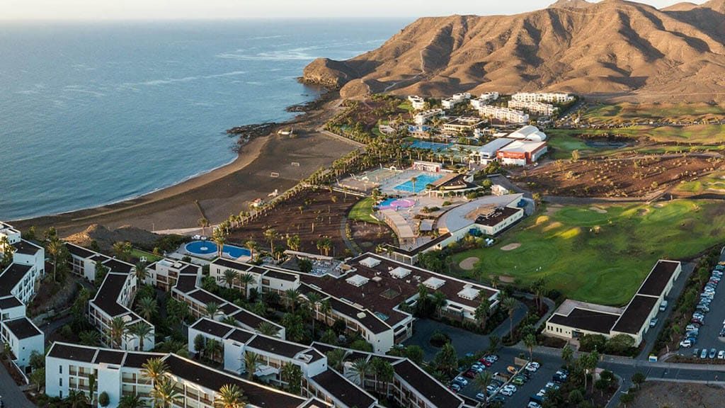 Playitas-Fuerteventura-Fitnessreise-mit-Reiseathleten-Ansicht-Außenanlage-und-Strand-Fitnessurlaub-Fuerteventura-Reiseathleten