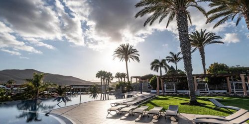 Playitas fitness-travel-the-all-rounder-on-Fuerteventura-hotel-pool-sun-terrace-loungers-fitness-vacation-Fuerteventura-Travelling Athletes