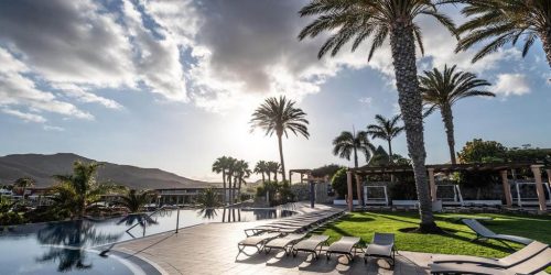 Playitas Fitnessreise-der-Allrounder-auf-Fuerteventura-Hotel-Pool-Sonnenterasse-Liegen-Fitnessurlaub-Fuerteventura-Reiseathleten