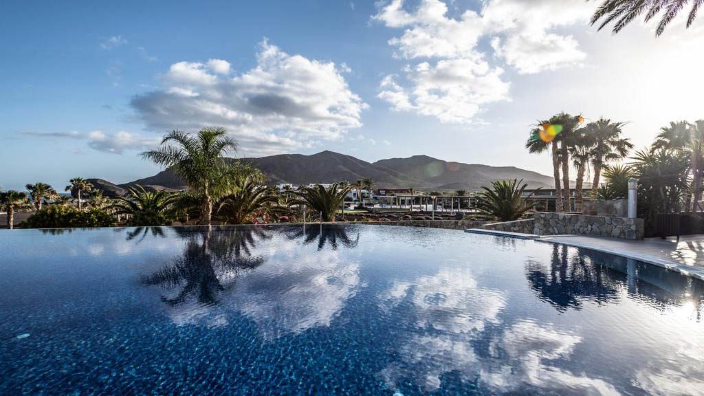 Playitas-Fitness-Travel-the-Allrounder-on-Fuerteventura-Hotel-Pool-Fitness-Vacation-Fuerteventura-Travelling Athletes