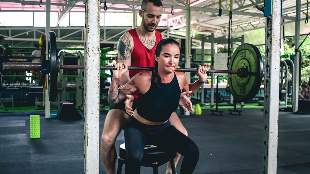 Sam beim Personal Training mit Tony - FitKoh Koh Samui - Fitnessreisen Koh Samui - Fitnessurlaub in Thailand für Reiseathleten