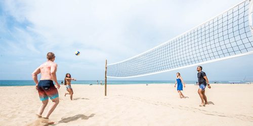 Beachvolleyball in Portugal - Surfen, Fitness und Yoga in Portugal - Surfcamp in Ericeira, Fitnessreise Portugal - Fitnessurlaub für Reiseathleten