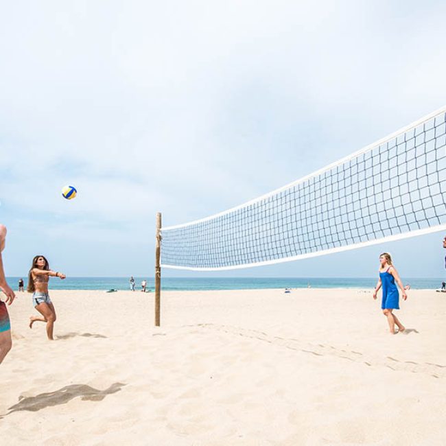Beachvolleyball in Portugal - Surfen, Fitness und Yoga in Portugal - Surfcamp in Ericeira, Fitnessreise Portugal - Fitnessurlaub für Reiseathleten