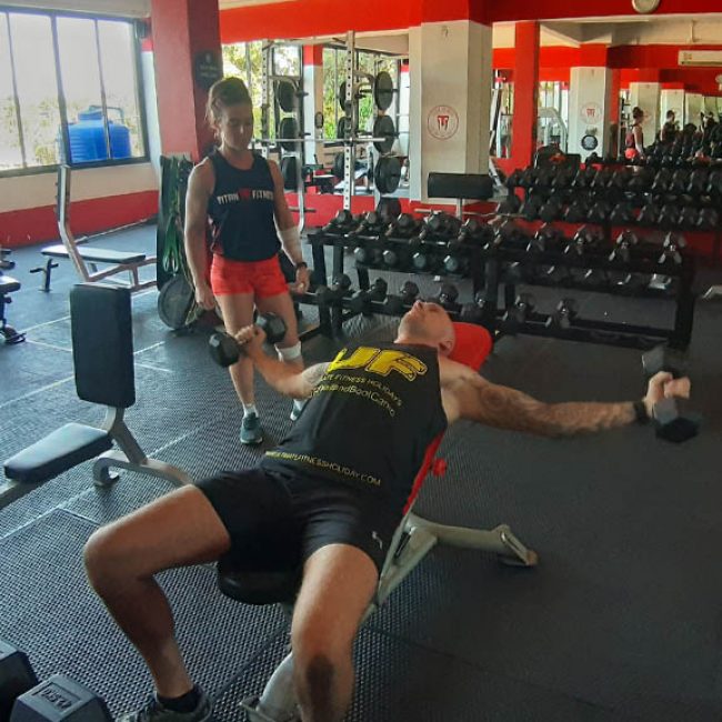 Entrenamiento personal en la zona de fitness cubierta - Gimnasio - Titan Fitness Camp Phuket Tailandia - vacaciones fitness Phuket - vacaciones fitness en Tailandia para Reiseathleten