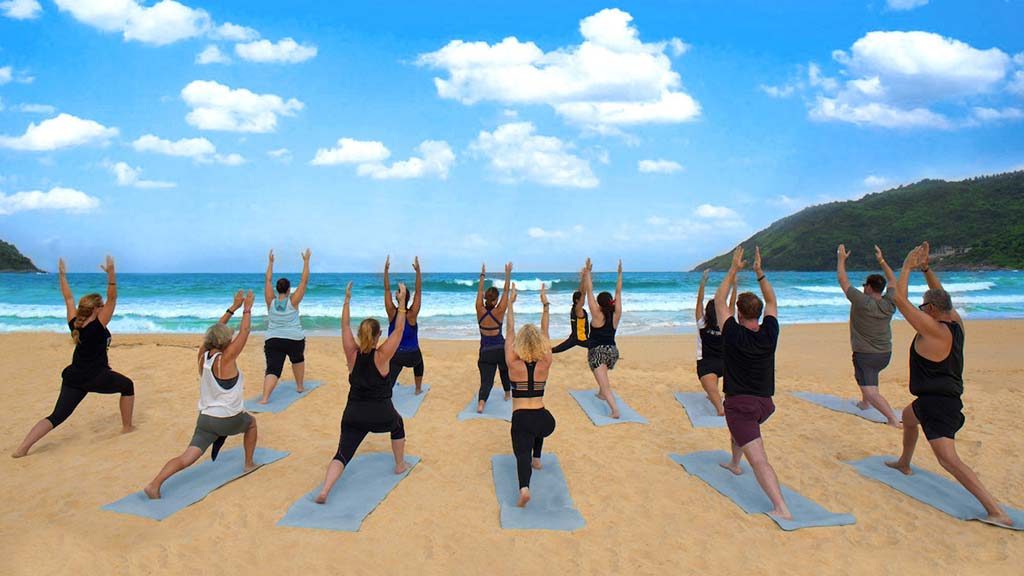 Yoga am Strand - Phuket - Fitnessurlaub mit Reiseathleten in Phuket