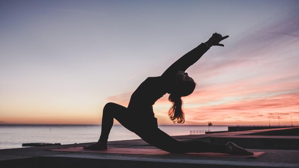 Yoga bei Sonnenuntergang- Fitnessreise mit Reiseathleten 